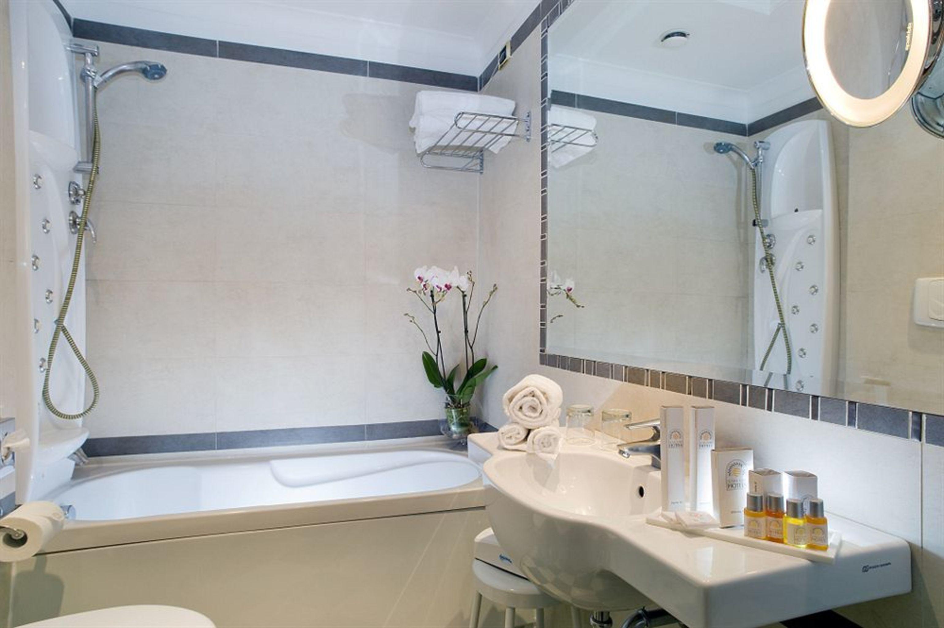 Pinewood Hotel 4*