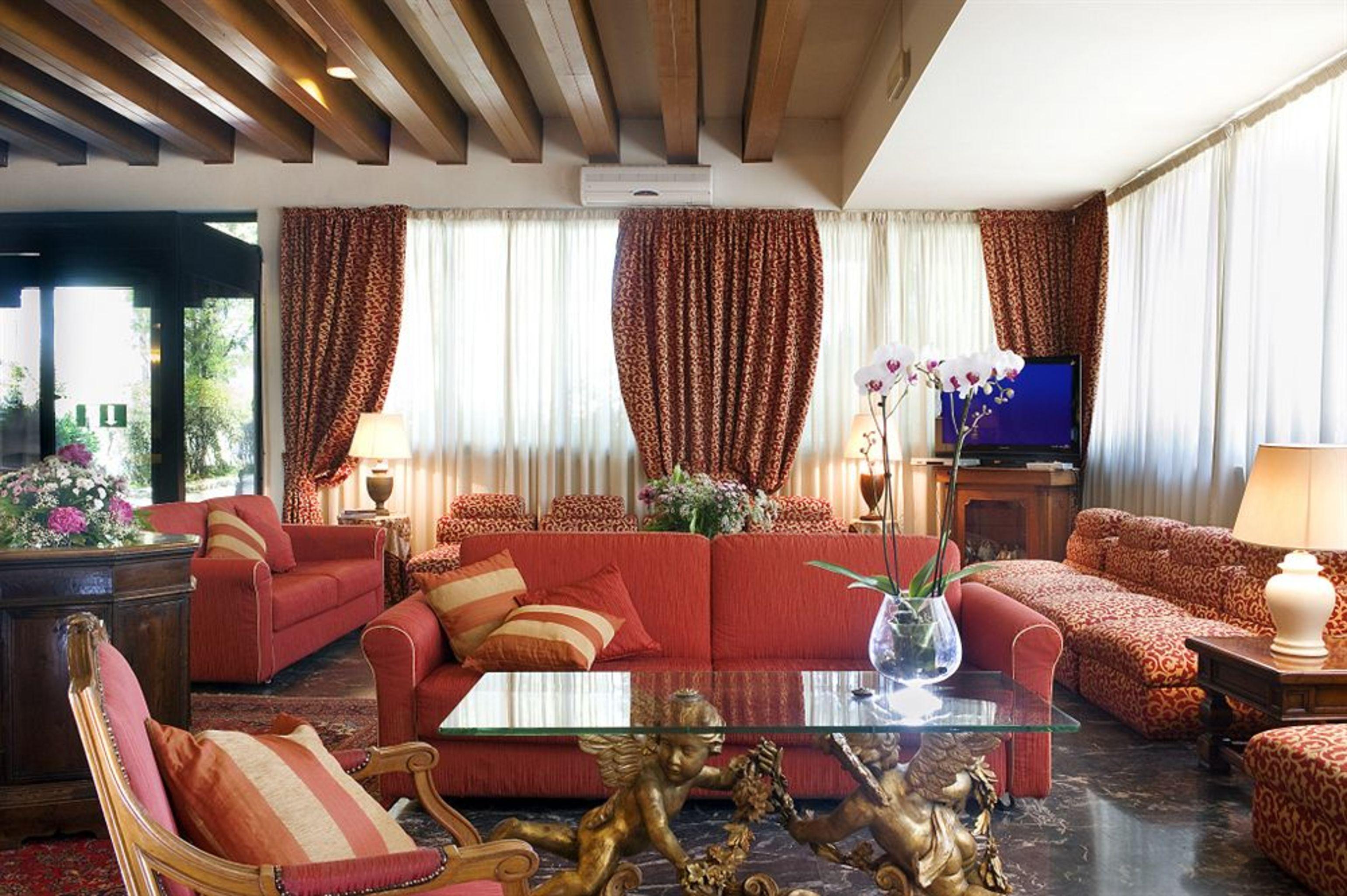 Pinewood Hotel