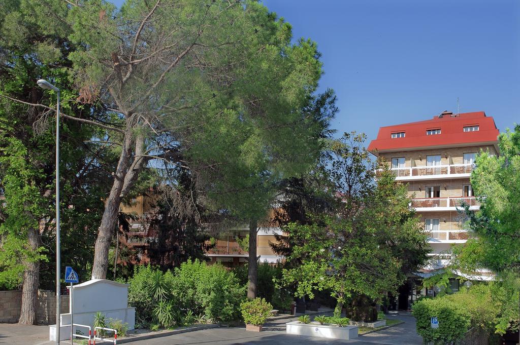 Pinewood Hotel